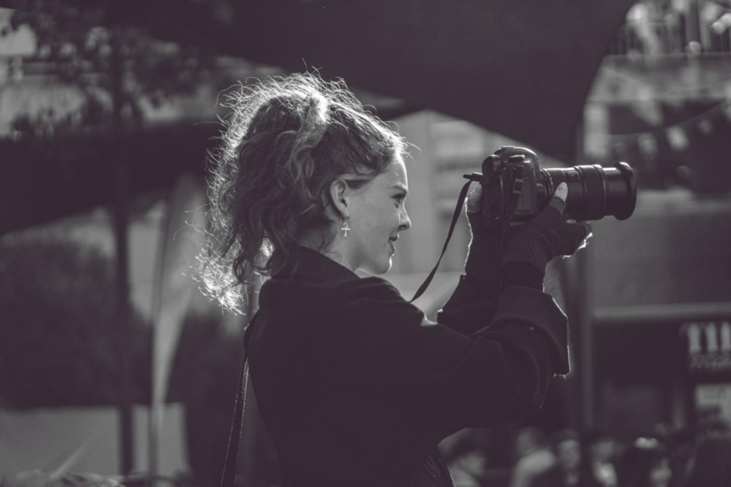 Espace de travail professionnel équipé pour le montage vidéo