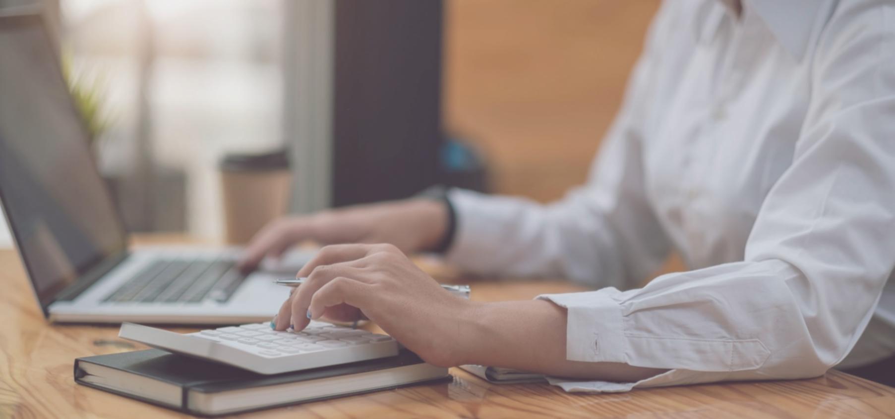 Interface de montage vidéo avec timeline multi-pistes