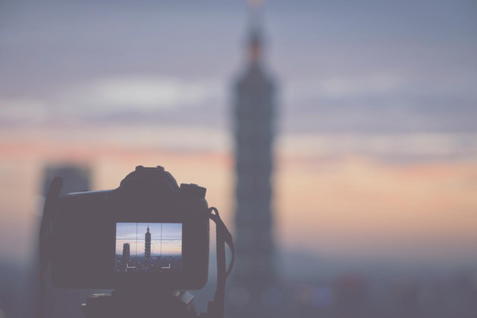 Espace de travail montrant un projet de montage vidéo en cours
