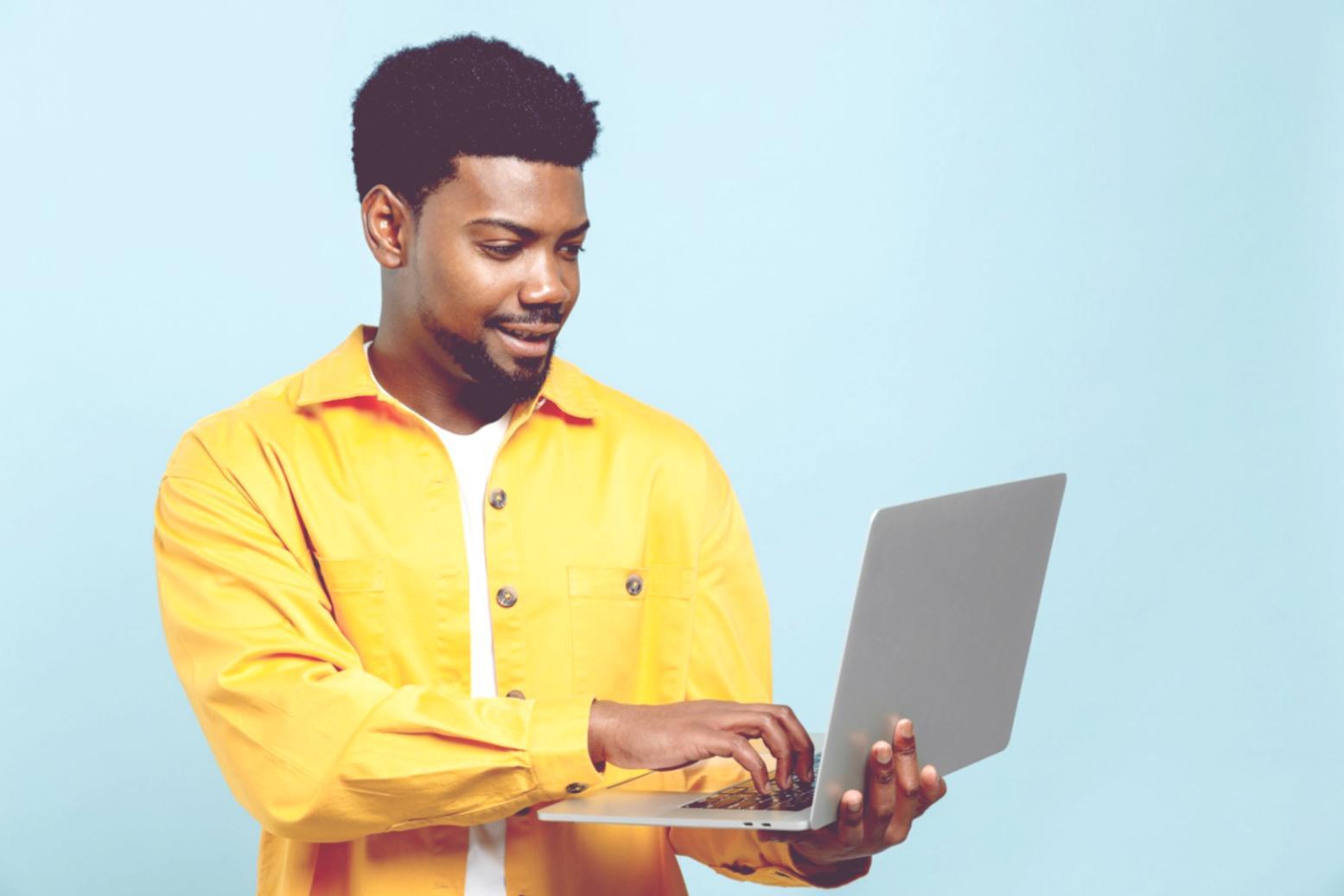 Espace de travail professionnel pour montage vidéo avec équipement et setup technique