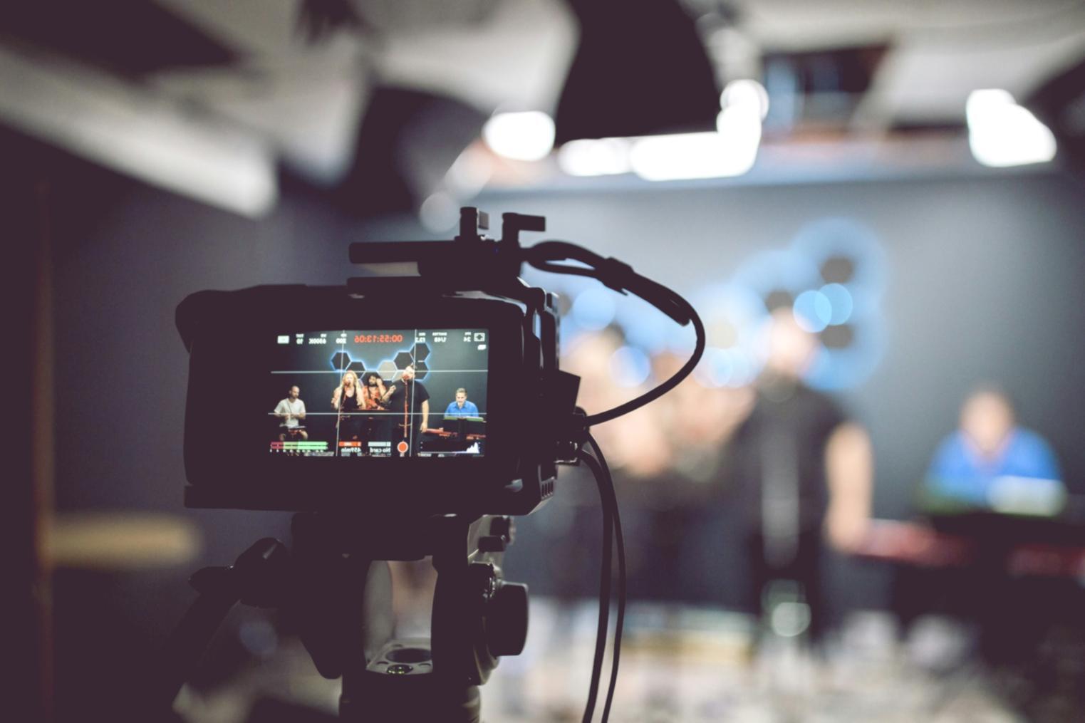 Interface de montage vidéo montrant timeline et outils professionnels