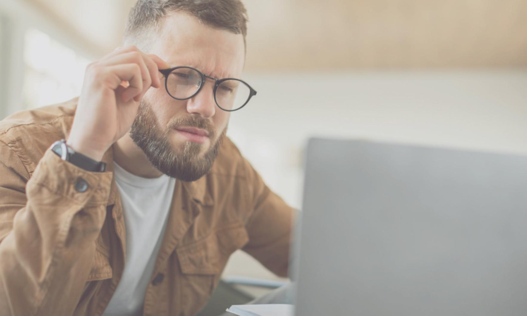 Environnement de travail pour le montage vidéo avec équipement professionnel