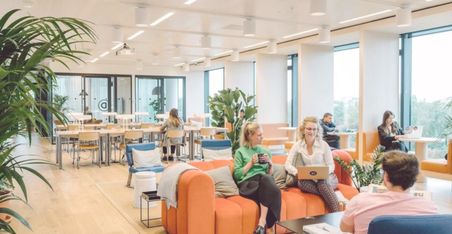 Session de groupe avec étudiants collaborant sur projets de montage vidéo